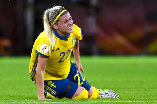 Sveriges Olivia Schough har ont i fotbollsmatchen mellan
