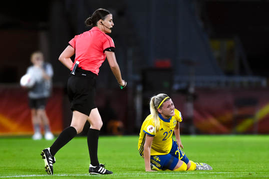 Sveriges Olivia Schough har ont i fotbollsmatchen mellan