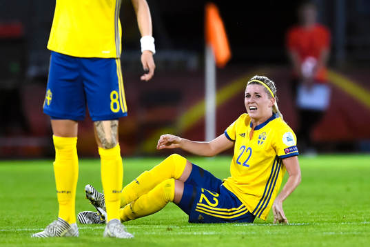 Sveriges Olivia Schough har ont i fotbollsmatchen mellan