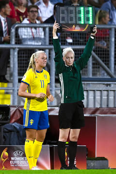 Sveriges Stina Blackstenius byts in i fotbollsmatchen