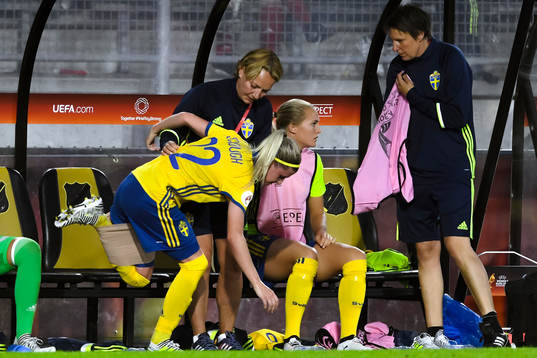 Sveriges Olivia Schough får vård på bänken