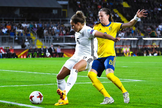 Tysklands Babett Peter och Sveriges Lotta Schelin i