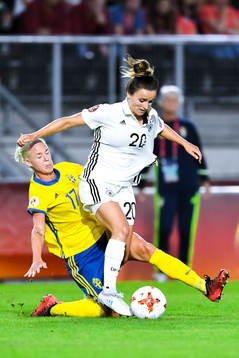 Sveriges Caroline Seger och Tysklands Lina Magull  i