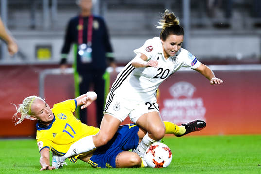 Sveriges Caroline Seger och Tysklands Lina Magull  i