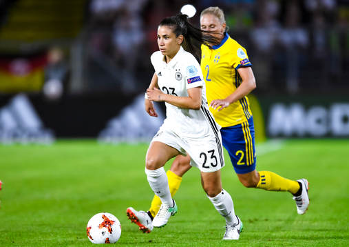 Tysklands Hasret Kayikci i fotbollsmatchen mellan Tyskland