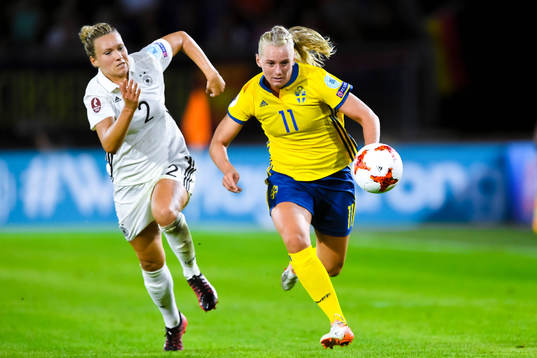 Tysklands Josephine Henning och Sveriges Stina Blackstenius