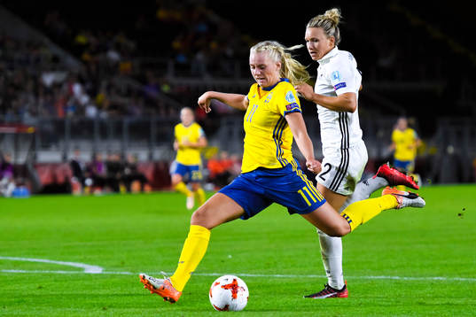 Sveriges Stina Blackstenius och Tysklands Josephine Henning