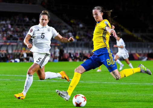 Tysklands Babett Peter och Sveriges Lotta Schelin i