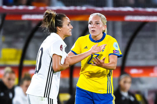 Tysklands Lina Magull och Sveriges Elin Rubensson i