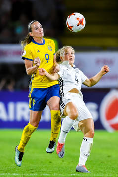 Sveriges Kosovare Asllani och Tysklands Leonie Maier  i