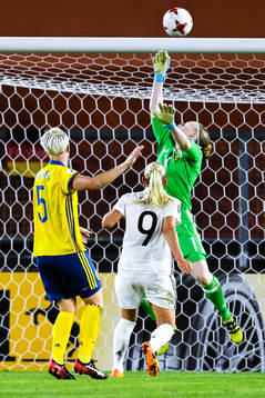 Sveriges målvakt Hedvig Lindahl räddar målchans från