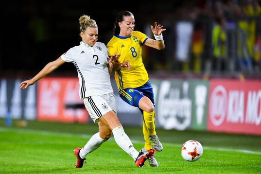 Tysklands Josephine Henning och Sveriges Lotta Schelin i