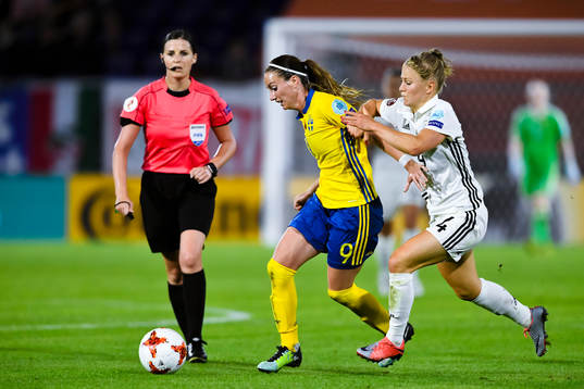 Sveriges Kosovare Asllani och Tysklands Leonie Maier i