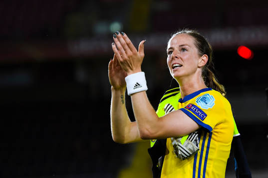 Sveriges Lotta Schelin tackar publiken