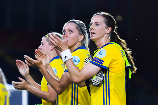 Sveriges Lotta Schelin  tackar publiken