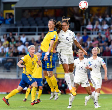 Sveriges Lotta Schelin i nickduell med Tysklands Babett