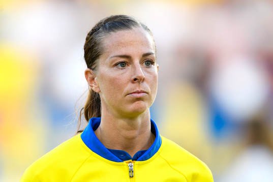 Sveriges Lotta Schelin vid lineup innan fotbollsmatchen