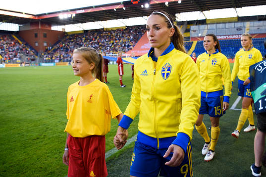 Sveriges Kosovare Asllani innan fotbollsmatchen mellan