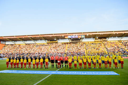 Tysklands och Sveriges spelare vid lineup innan