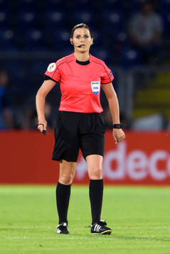 Domare Katalin Kulcsar i fotbollsmatchen mellan Tyskland