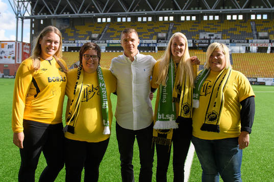 Elfsborgs Samuel Holmén fotograferas med några supportrar