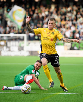 Elfsborgs Samuel Holmén tar sig förbi Hammarbys Jeppe