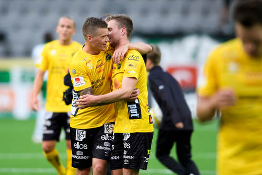 Elfsborgs Samuel Holmén och Adam Lundqvist jublar