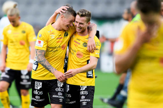 Elfsborgs Samuel Holmén och Adam Lundqvist jublar