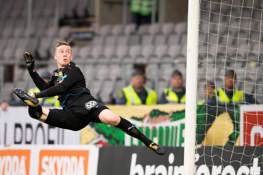 Hammarbys målvakt Ögmundur Kristinsson ser bollen gå in
