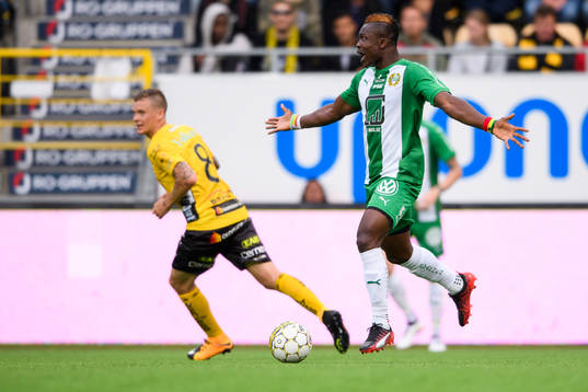 Hammarbys Joseph Aidoo slår ut med armarna