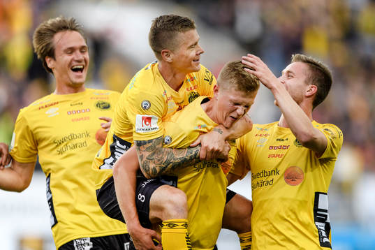 Elfsborgs Joakim Nilsson har gjort 2-0 och jublar med laget