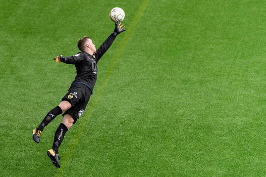 Hammarbys målvakt Ögmundur Kristinsson ser bollen gå in