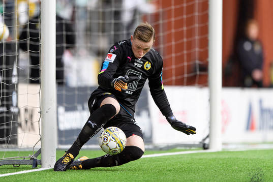 Hammarbys målvakt Ögmundur Kristinsson släpper in bollen