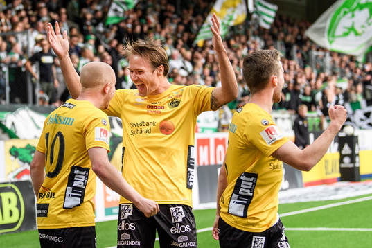 Elfsborgs Simon Lundevall (v) har gjort 1-0 och jublar