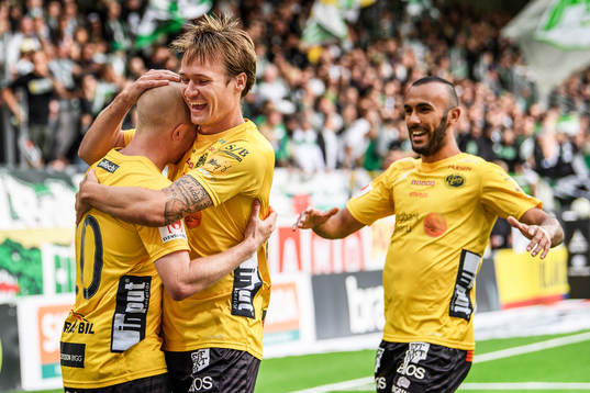 Elfsborgs Simon Lundevall (v) har gjort 1-0 och jublar