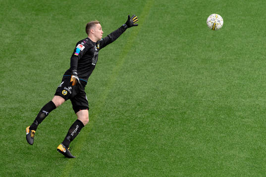 Hammarbys målvakt Ögmundur Kristinsson sträcker sig