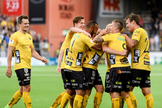 Elfsborgs Joakim Nilsson har gjort 2-0 och laget jublar