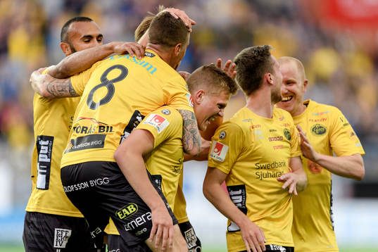 Elfsborgs Joakim Nilsson har gjort 2-0 och laget jublar