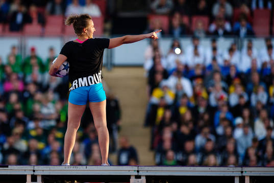 Kitti Szasz, Ungern, uppträder med freestyle football