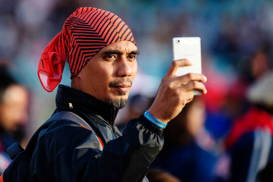 En man tar en selfie