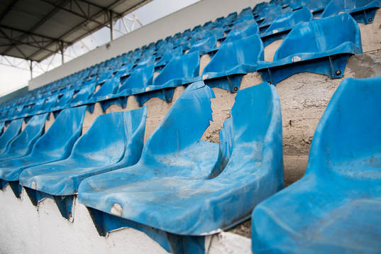 Trasiga stolar på Mladost Stadium