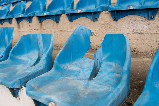 Trasiga stolar på Mladost Stadium