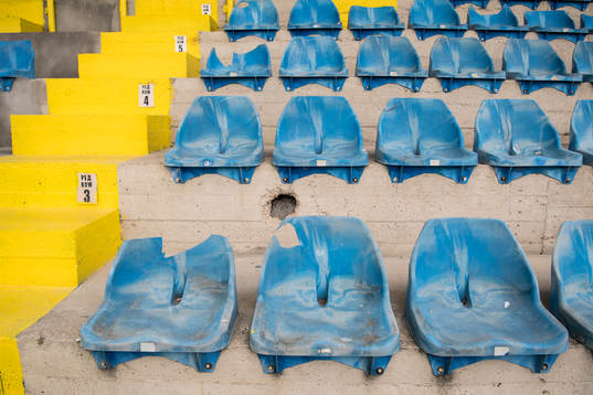 Trasiga stolar på Mladost Stadium
