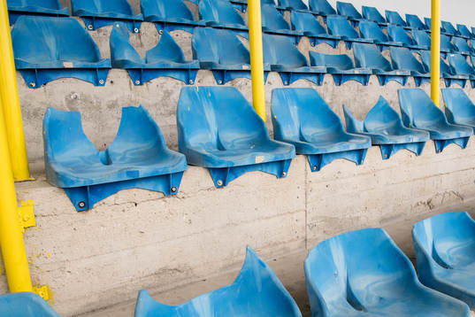 Trasiga stolar på Mladost Stadium