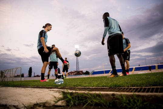 Malmö FFs Pawel Cibicki trixar med lagkamrater