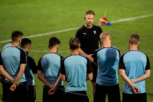 Malmö FFs tränare Magnus Pehrsson har genomgång
