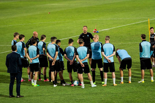 Malmö FFs tränare Magnus Pehrsson har genomgång