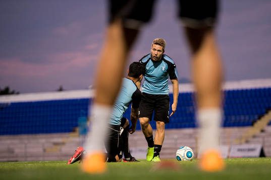 Malmö FFs Anton Tinnerholm i samtal med Behrang Safari