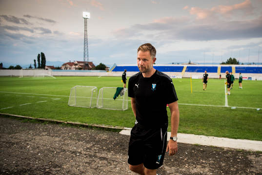 Malmö FFs tränare Magnus Pehrsson är ute och tittar på