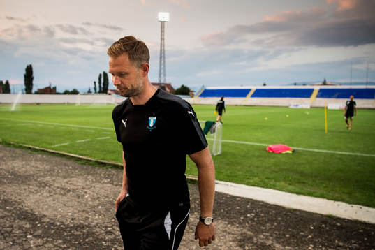 Malmö FFs tränare Magnus Pehrsson är ute och tittar på